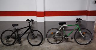 Bicicleta de montaña negra y verde