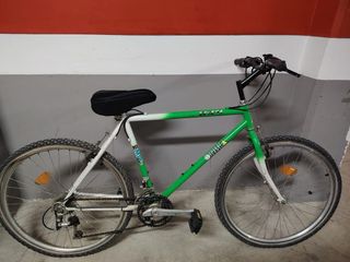 Bicicleta de montaña negra y verde