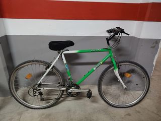 Bicicleta de montaña negra y verde