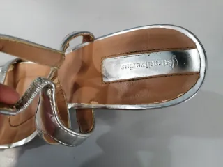 Sandalias tacón plateadas talla 40.
