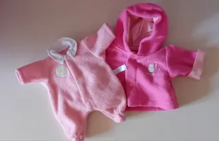 Lote Muñeca Corolle Bebé Rosa 42 cm y 6 conjuntos