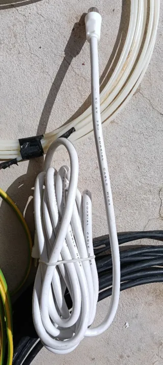 Lote cables eléctricos y pasacables