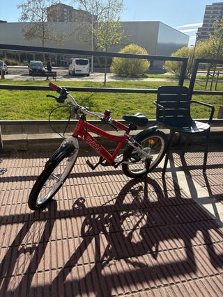 Bicicleta roja infantil