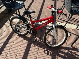 Bicicleta roja infantil