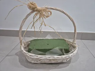 Canasto mimbre blanco con asa y lazo