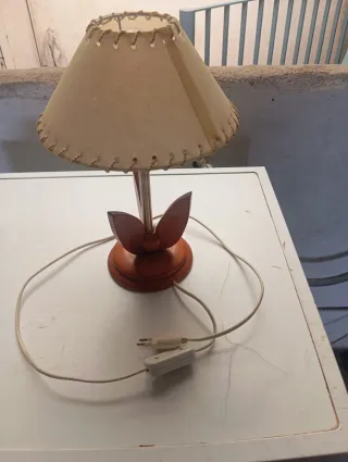 Lámpara de madera para mesita