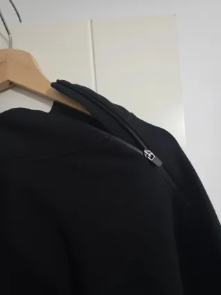 Sudadera negra con cremallera