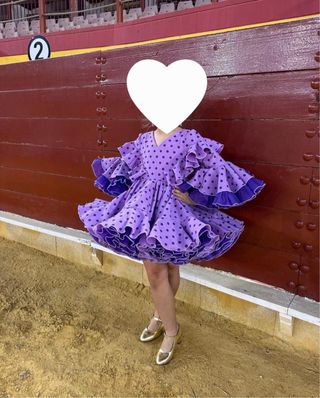Vestido de gitana morado con lunares talla 7 años.