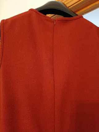 Mono largo.color caldera rojizo