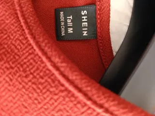 Mono largo.color caldera rojizo