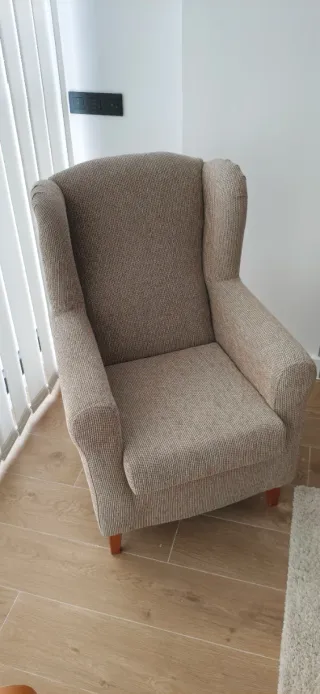 Butaca orejera de tela marrón