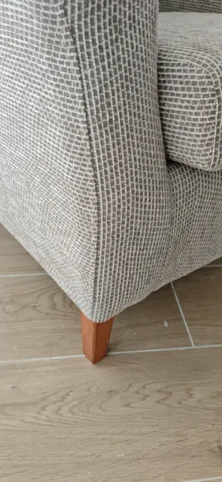 Butaca orejera de tela marrón