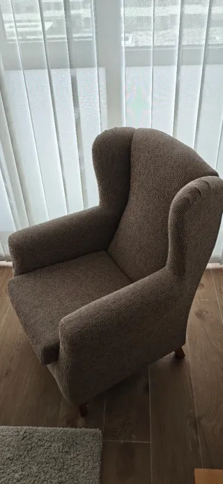 Butaca orejera de tela marrón