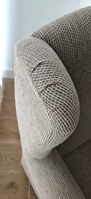 Butaca orejera de tela marrón