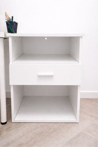 Cómoda blanca con un cajón