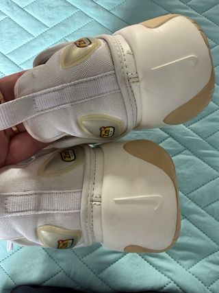 Zapatillas Nike Zoom Beige y Blancas