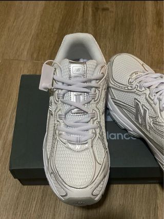 Zapatillas New Balance 740 Plata y Blancas