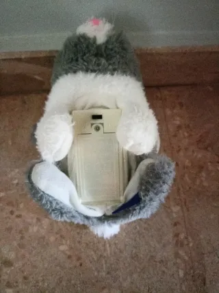 Conejo  interactivo  gris y blanco