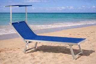 Lettino da spiaggia blu con tettuccio