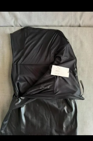 Vestido Zara efecto piel negro T.S