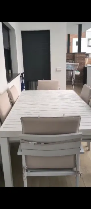 Conjunto de mesa y sillones para exterior