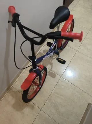 Bicicleta infantil azul y roja