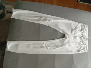 Pantalones grises rotos
