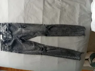Pantalones grises rotos