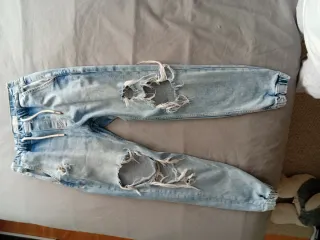 Pantalones grises rotos