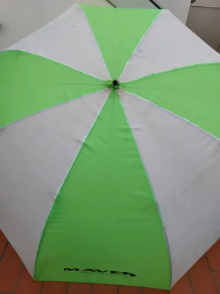 Sombrilla de pesca Maver verde y blanca