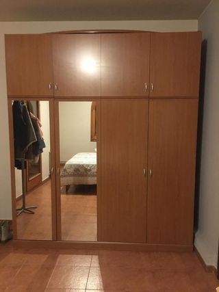 Armario de madera con espejo