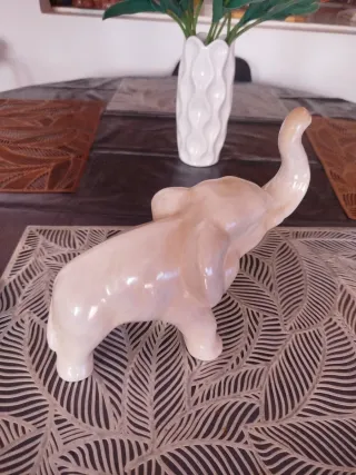 Figuras de delfín y elefante.