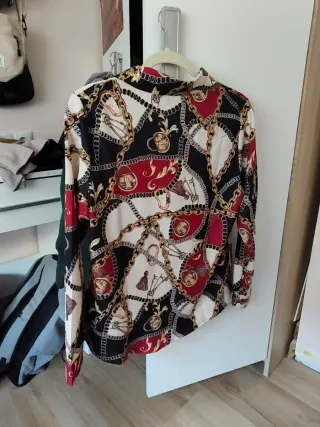 Camisa estampada cadenas doradas