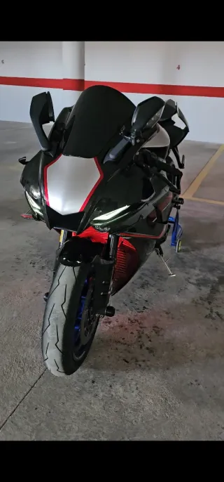 Yamaha R1 2020 Negra y Plateada