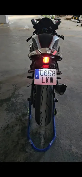 Yamaha R1 2020 Negra y Plateada