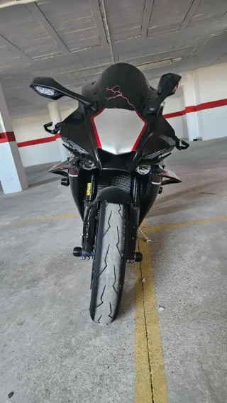 Yamaha R1 2020 Negra y Plateada