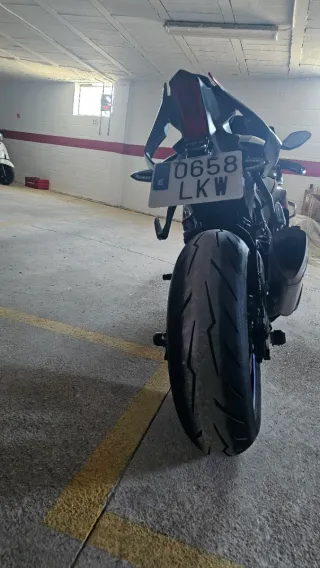 Yamaha R1 2020 Negra y Plateada