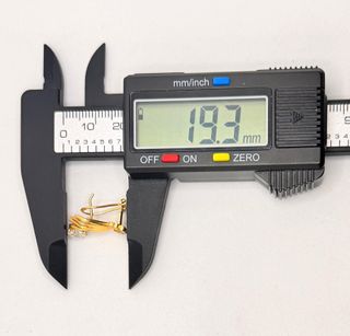 Pendiente Manos de oro de 18k circonitas, 3.69 g.