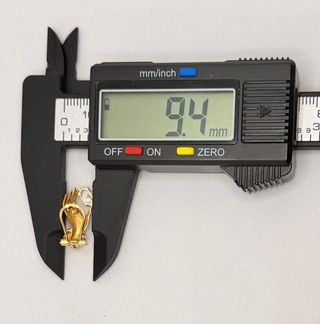 Pendiente Manos de oro de 18k circonitas, 3.69 g.