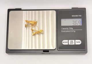 Pendiente Manos de oro de 18k circonitas, 3.69 g.