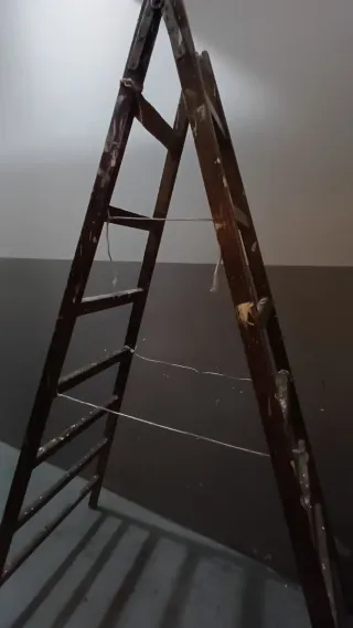 Escalera de tijera de madera dos metros treinta ce