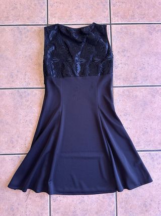 Vestido negro corto con encaje