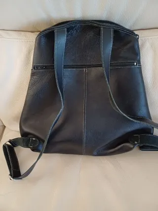 Mochila de cuero negra con gato blanco