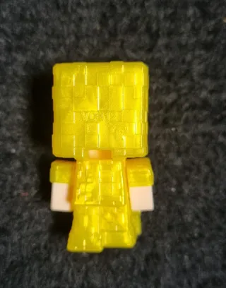 Figura Minecraft Alex Armadura Oro Kinder Joy