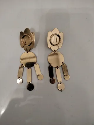 Pendientes largos dorados