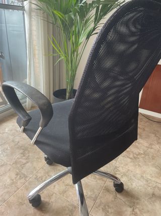 Silla de oficina ergonómica negra