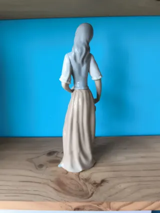 Figura de porcelana de una madre y su hija