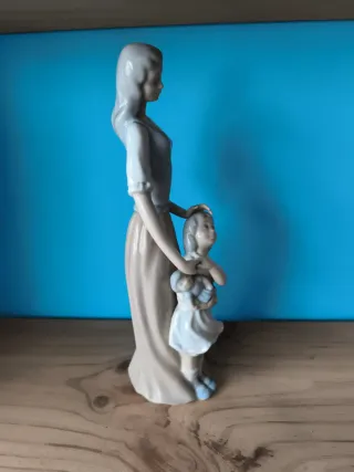 Figura de porcelana de una madre y su hija