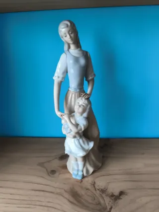 Figura de porcelana de una madre y su hija