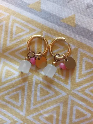 Aritos dorados con piedrecitas